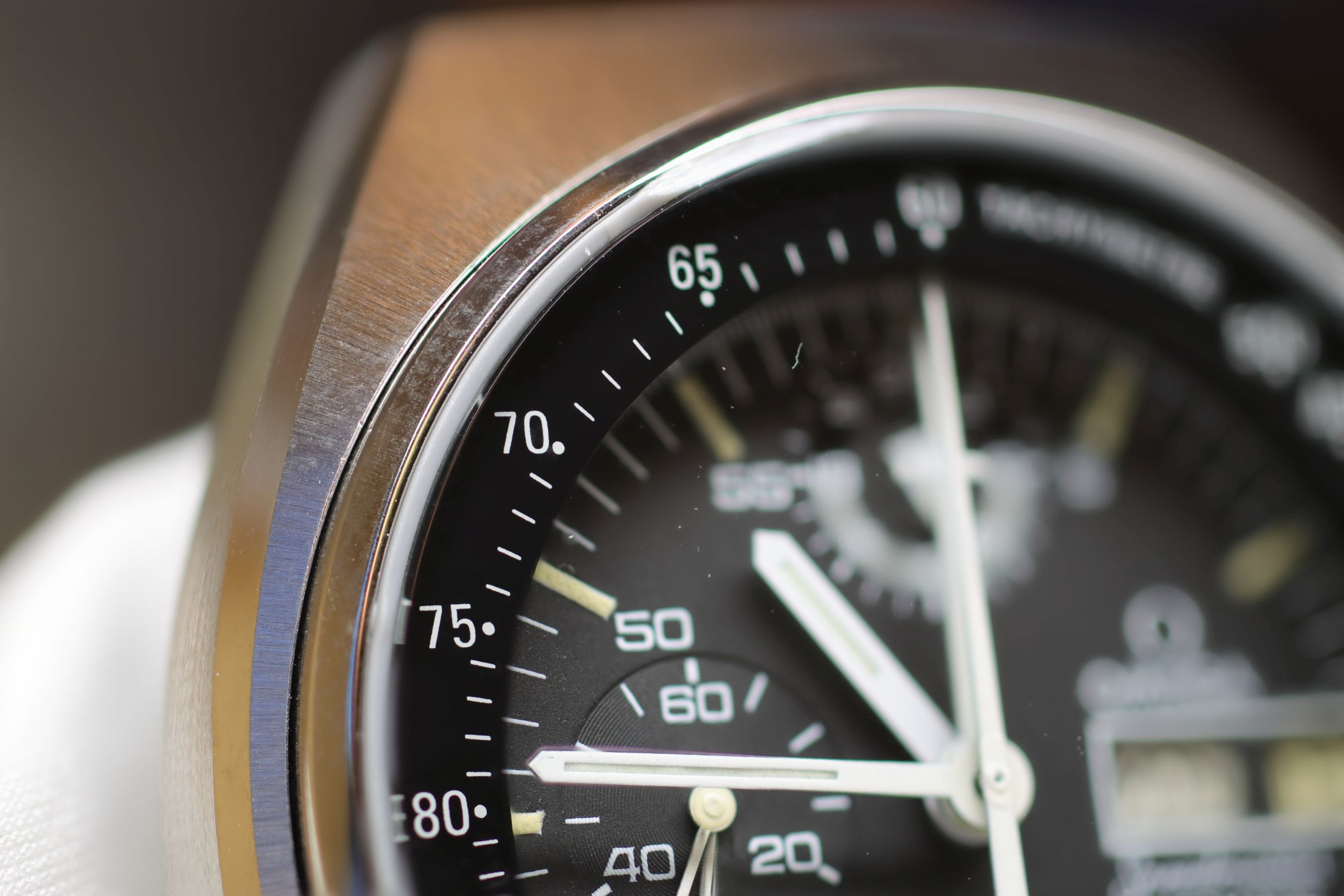 Gehäuse und Zifferblattrand einer Speedmaster mit Kaliber 1045
