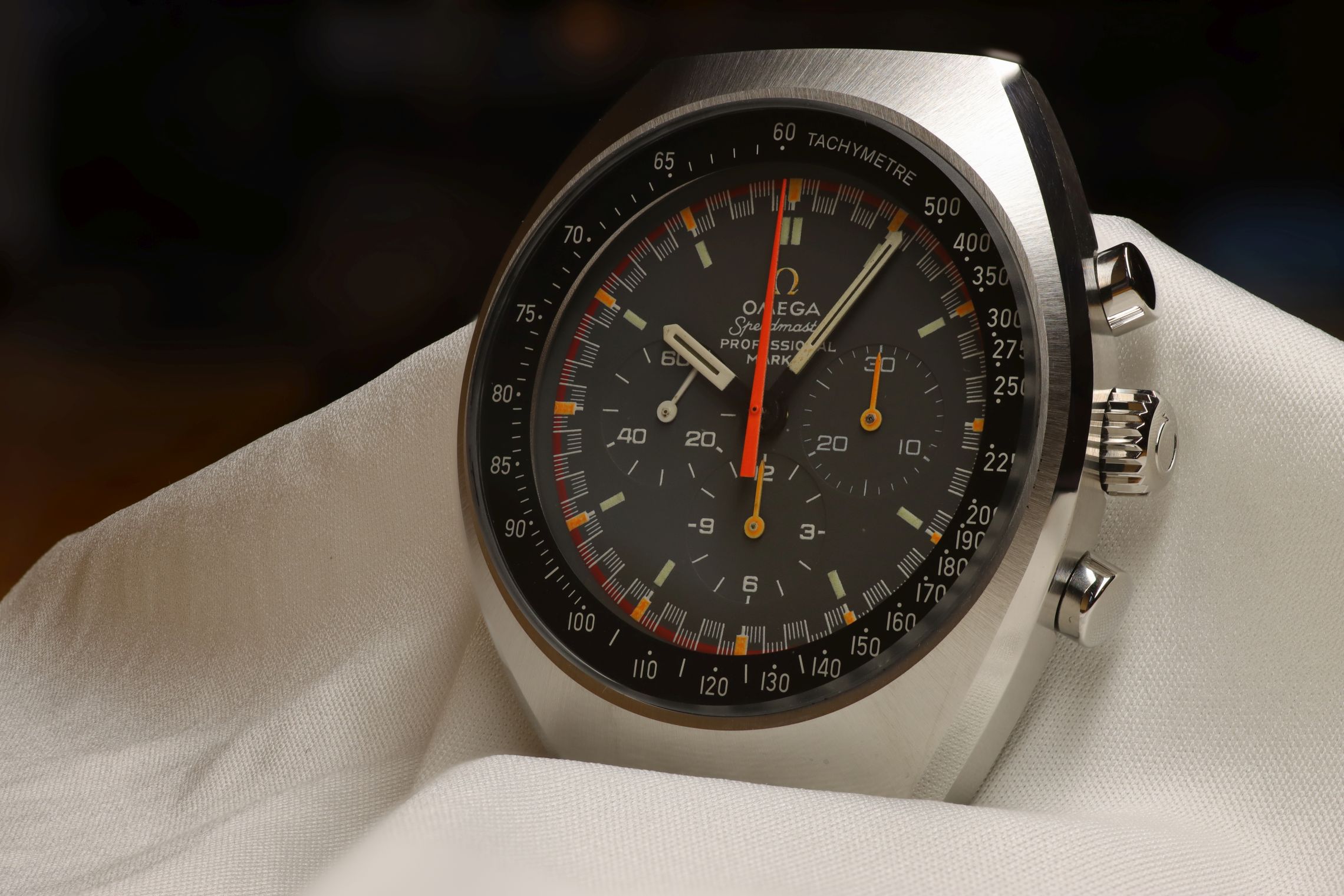 Speedmaster Mark II Racing mit farbigen Akzenten auf dem Zifferblatt