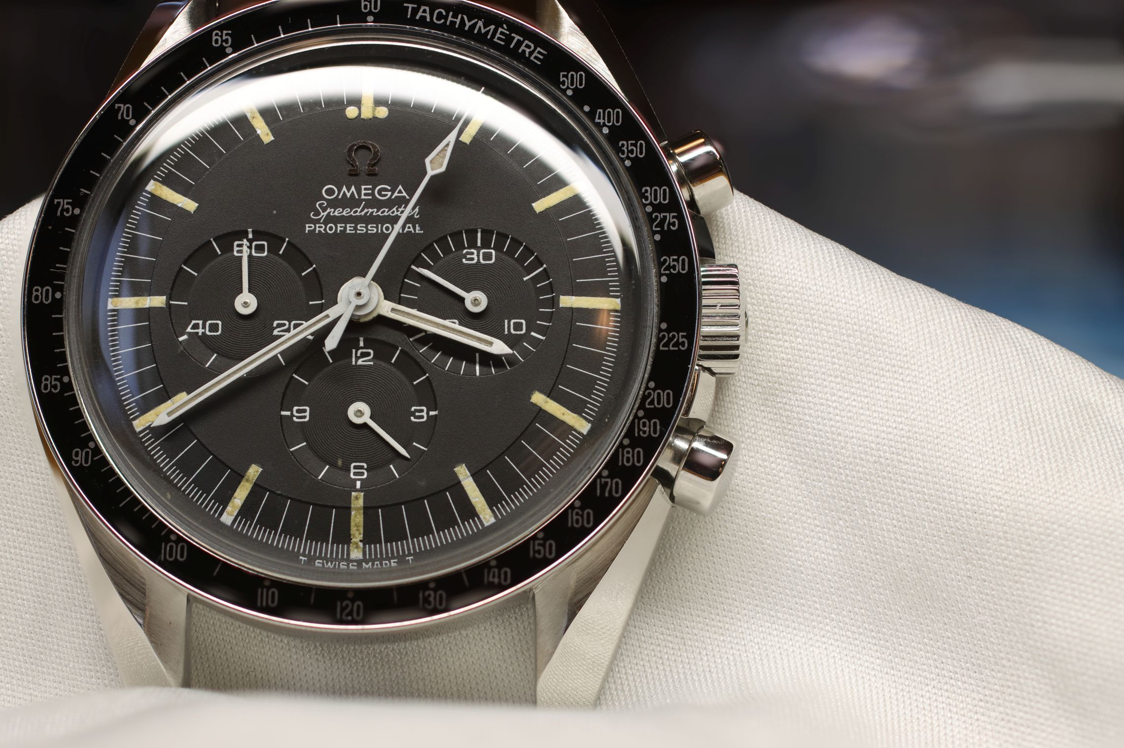 Seitliche Ansicht einer historischen Speedmaster Professional mit sichtbarer Patina