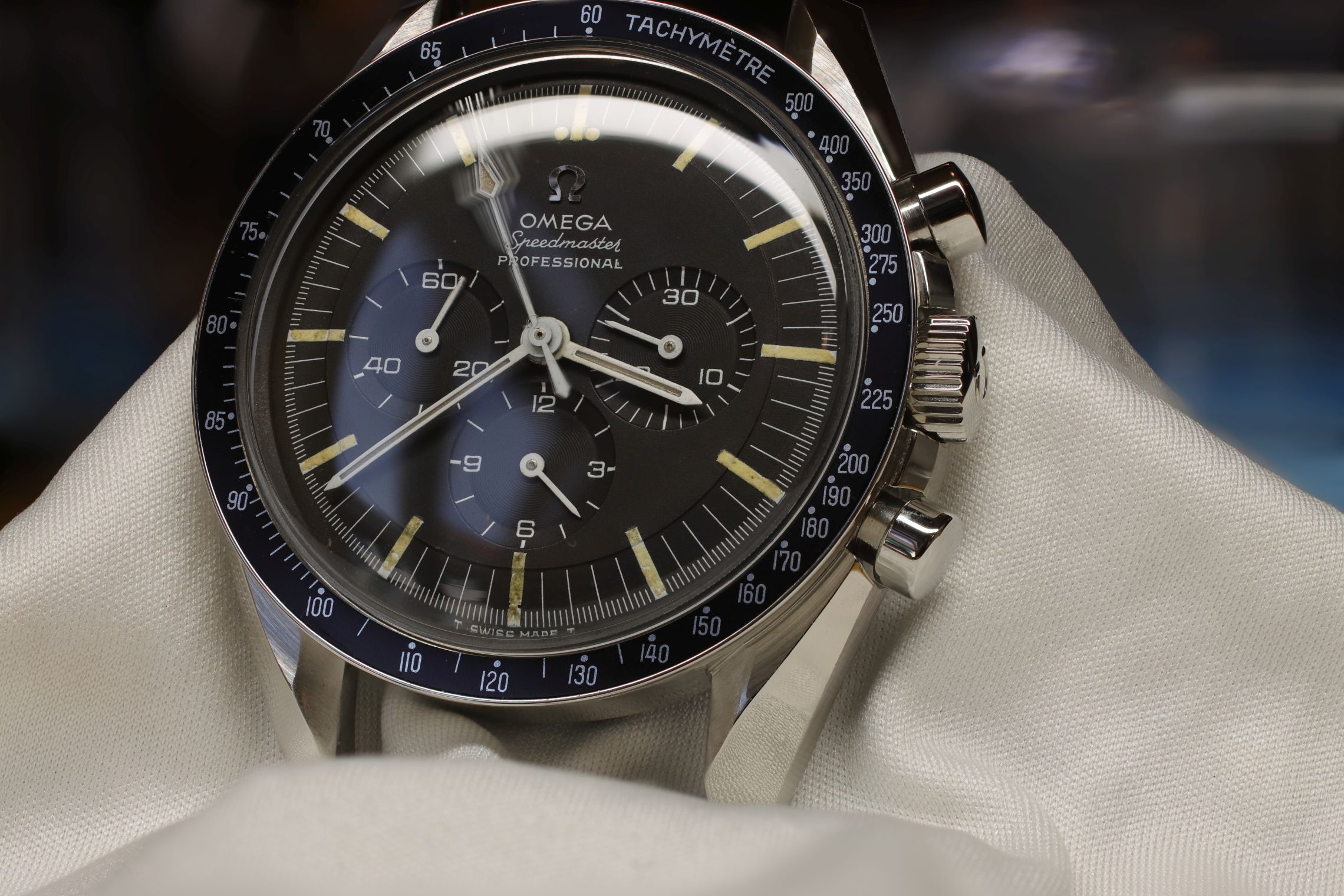 Vintage Speedmaster Professional mit Kaliber 321, behutsam auf einem Handschuh gehalten