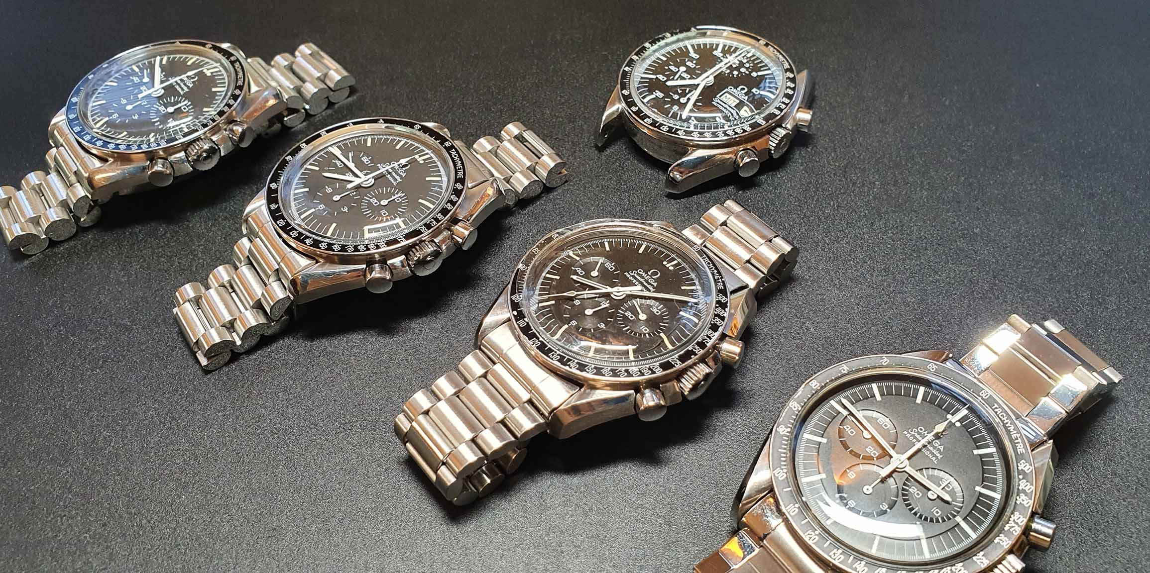 Mehrere Omega Speedmaster Modelle aus der Werkstatt nebeneinander